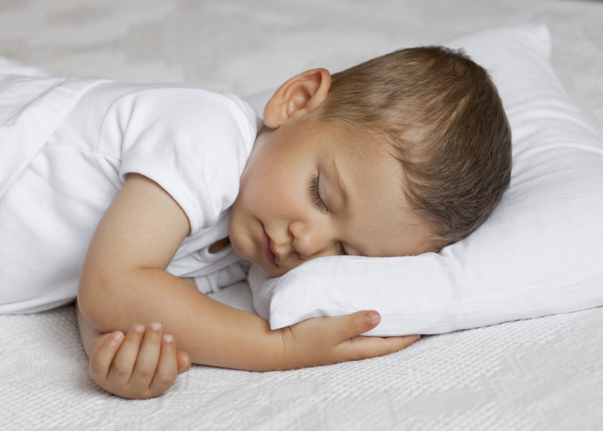 sleeping, sleeping habits, toddler, schedule, sleep schedule, wake up, bedtime, tired, positive association, ways to improve your toddlers sleeping patterns, toddlers, toddlers sleeping patterns