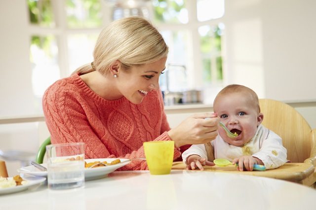 weaning styles, traditional weaning styles, modern weaning styles, spoon fed weaning, baby fed weaning, baby weaning, weaning a baby