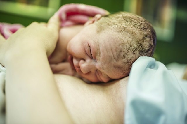 ThinkstockPhotos-520216737 skin to skin, skin to contact, skin to skin contact at birth, benefits of skin to skin contact, the elbow rooms, the elbow rooms smithfield, pregnancy yoga Dublin, breastfeeding workshops ,