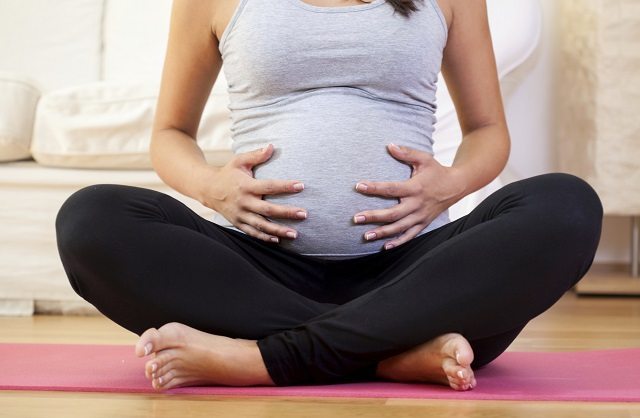 pregnancy, exercising while pregnant, is is safe to exercise while pregnant, belly, stretching, work out