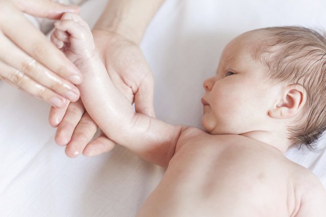 Mother makes massage for happy baby la roche posay, baby skincare, skincare for babies, best sun cream for baby, baby sun cream